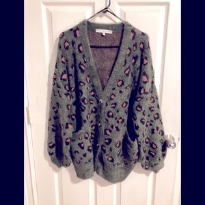 Beautiful oversized sweater from justfab. NWT